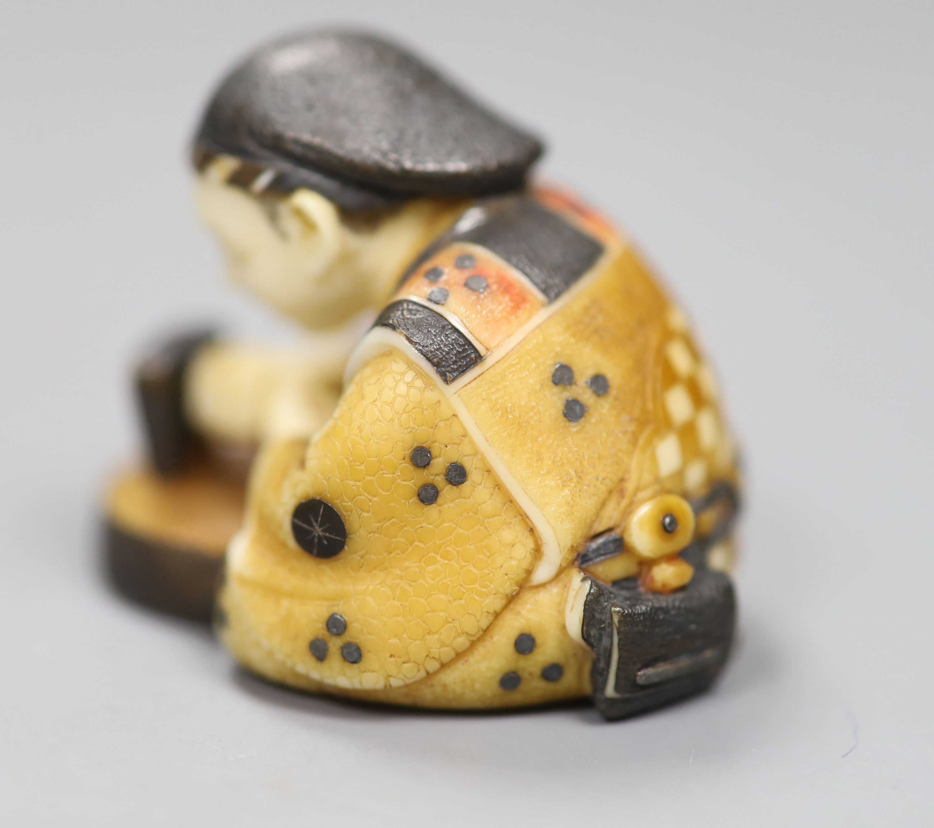 An early 20th century Japanese ivory netsuke of a craftsman, height 3cm